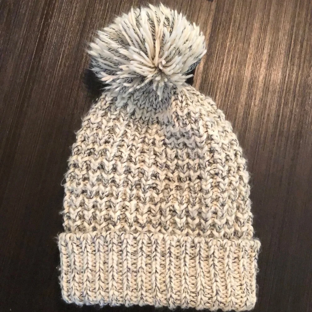 WOMENS WHITE WINTER HAT